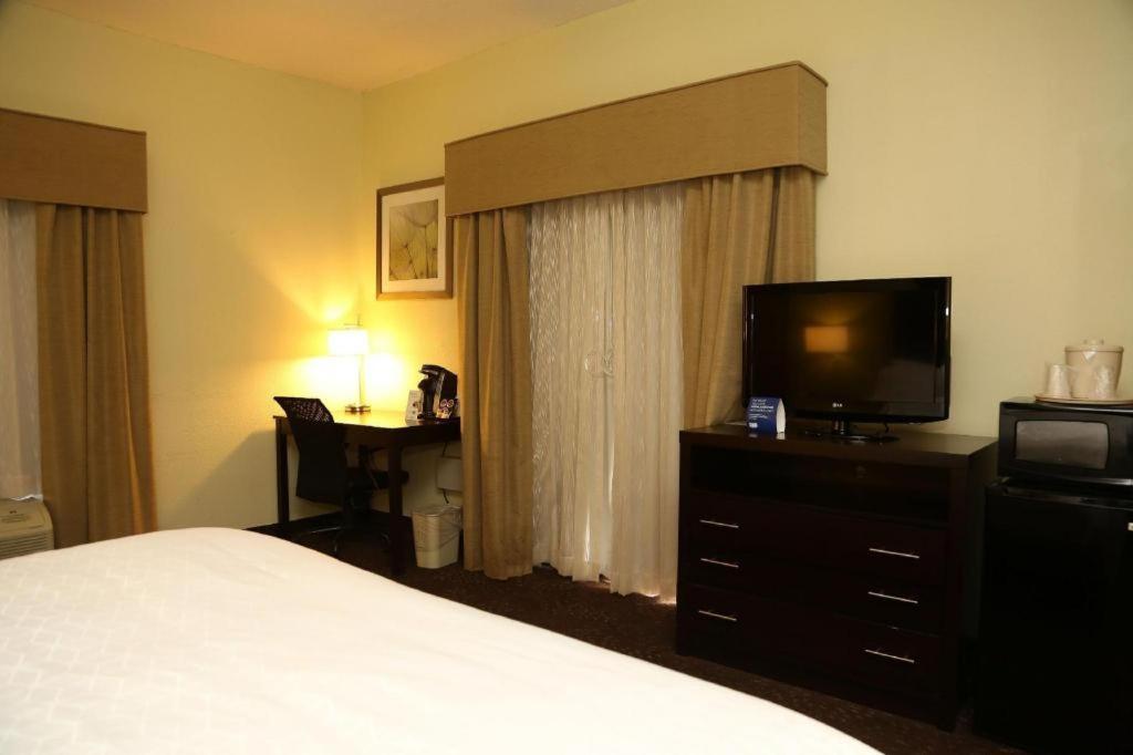 Holiday Inn Express Hotel & Suites Cleveland - Ms By Ihg Exterior foto