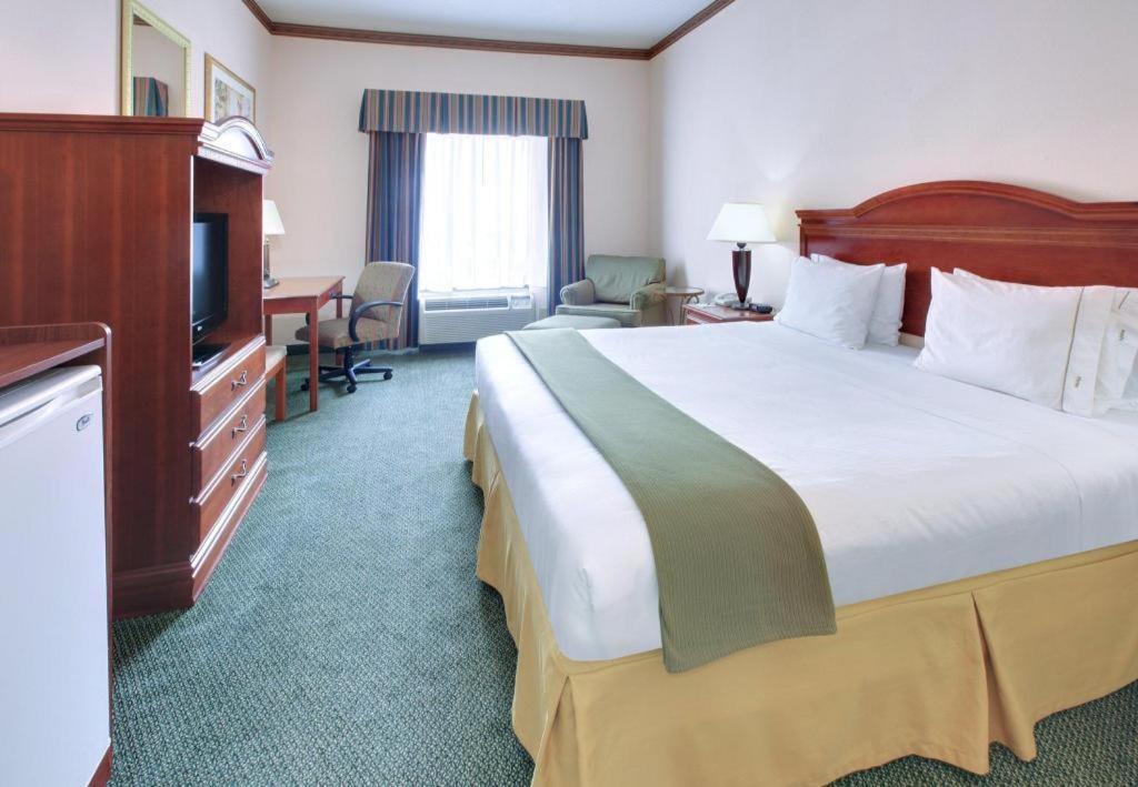 Holiday Inn Express Hotel & Suites Cleveland - Ms By Ihg Exterior foto